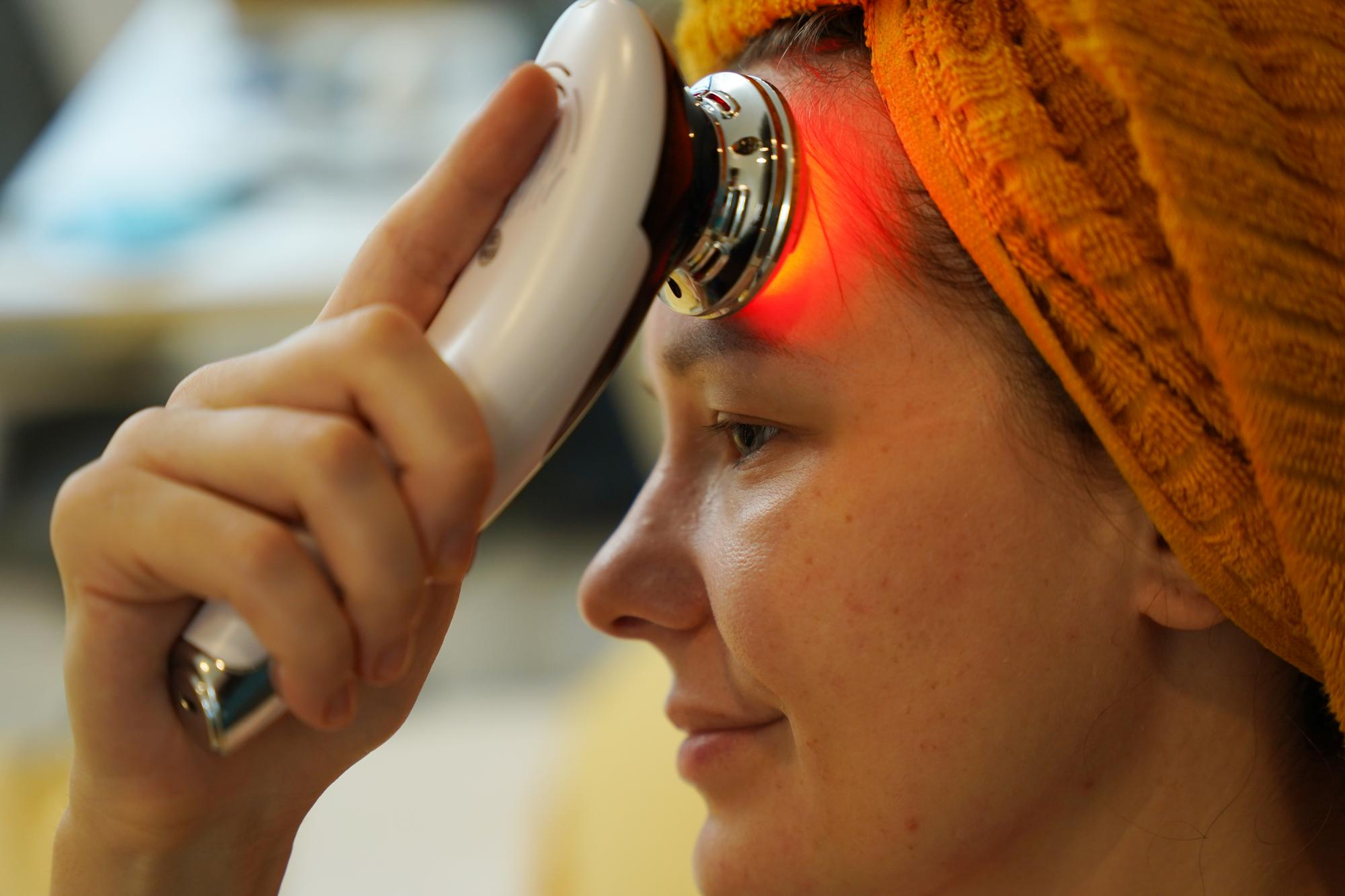 טיפול באור אדום לפנים