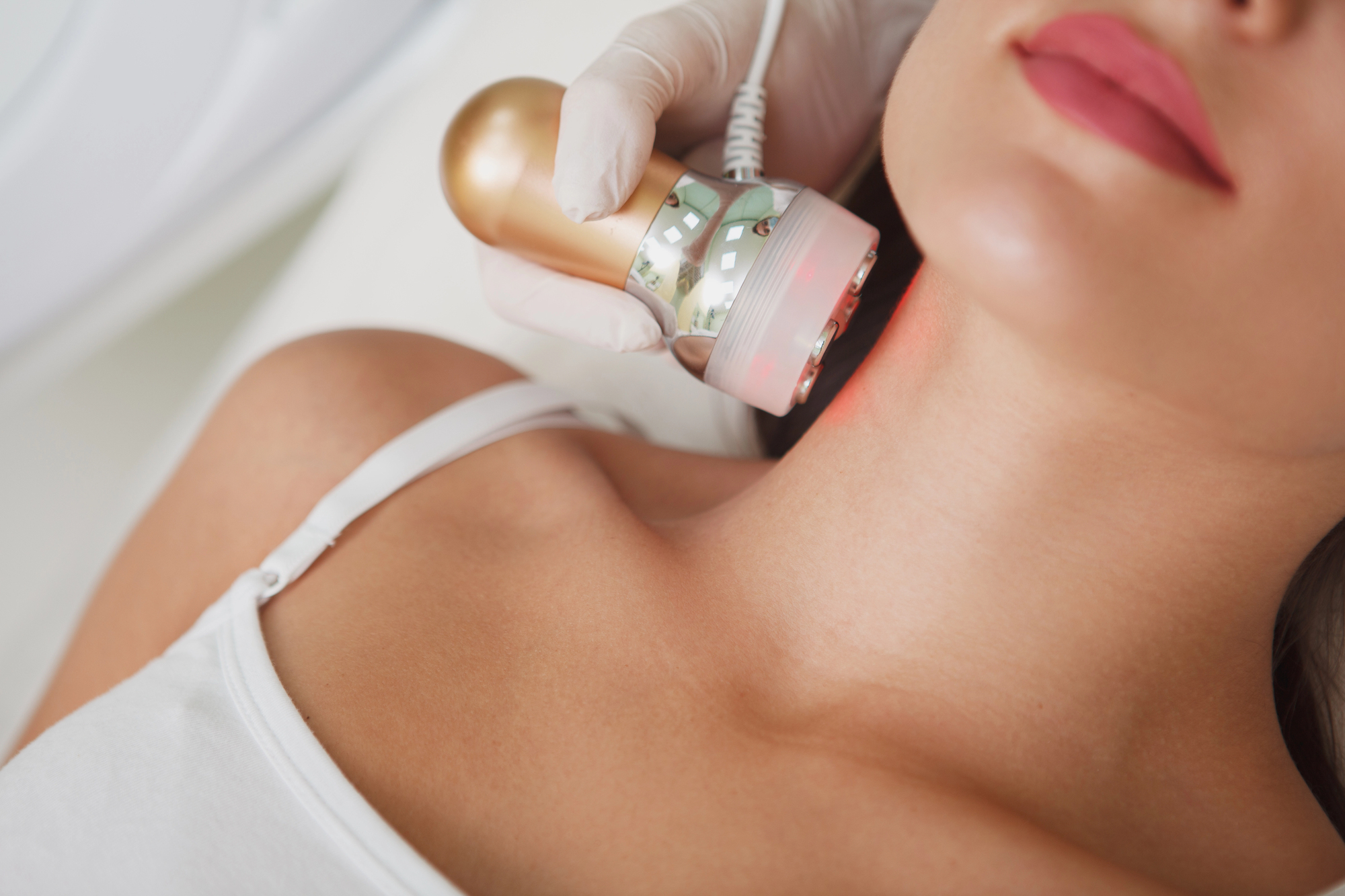 טיפול ביתי בעור הצוואר והדקולטה